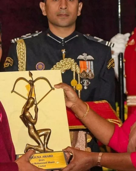 President Draupadi Murmu presented the Arjuna Award to Muhammad Shami.